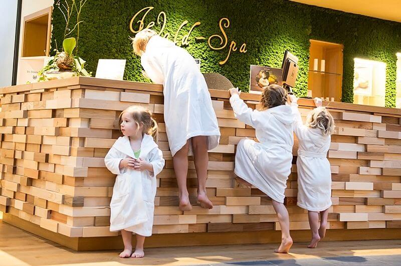 Wald-Spa-Familienhotel-Kinderhotel-im-bayerischen-Wald-mit-Schwimmbad-all-inclusive-4-sterne-ulrichshof-außenpool-familie-kindern-nachhaltig-Kinderbetreuung-hallenbad-Michaela-Lankes