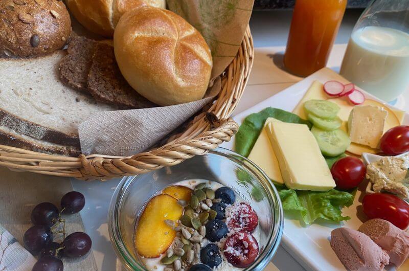 Fruehstueck-Außenansicht-Allgäuer-Bergbauernhof-Ferienhof-stiefel-Urlaub-ferien-auf-dem-bauernhof-mit-kindern-allgäu-bayern