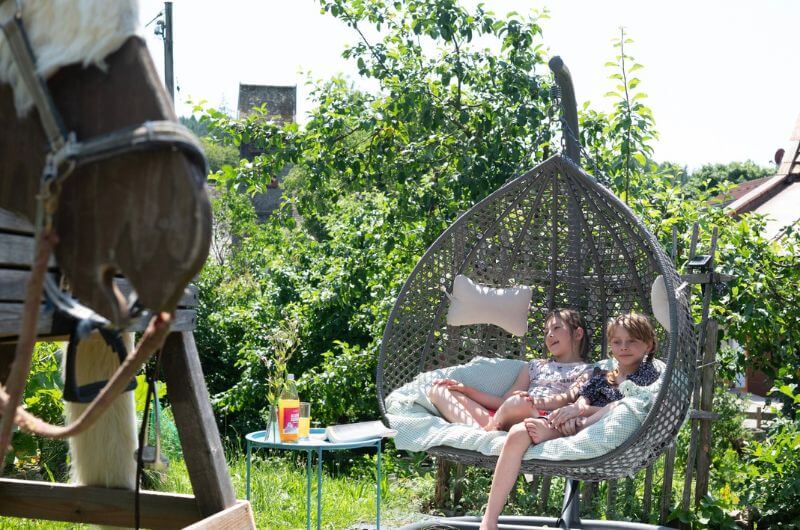 Garten-Außenansicht-Allgäuer-Bergbauernhof-Ferienhof-stiefel-Urlaub-ferien-auf-dem-bauernhof-mit-kindern-allgäu-bayern-kind