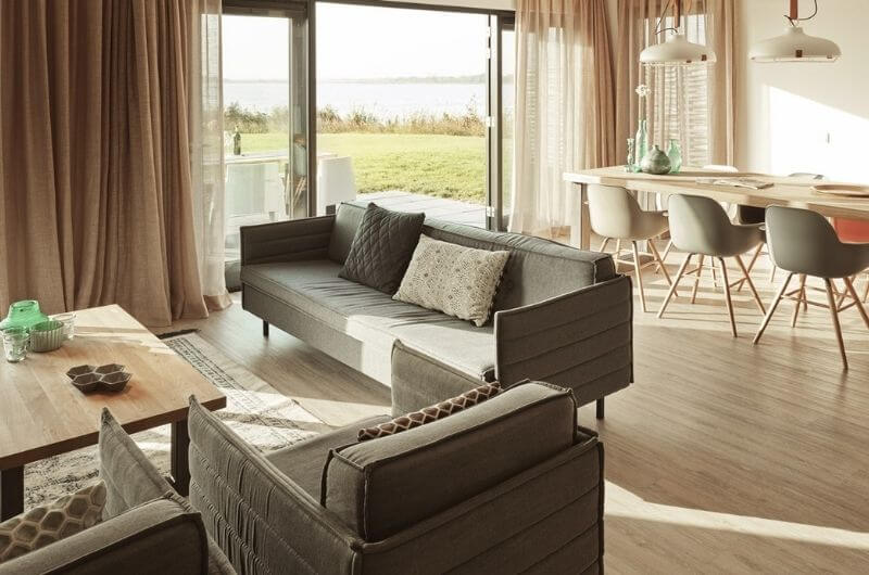 Livingroom-Blick-auf-Lauwersmeer-Luxus-Ferienhaus-niederlande-am-meer-nordsee-strand-mit-jacuzzi-whirlpool-6-personen-familienfreundlich-kinder-familien-mieten-Dutchen
