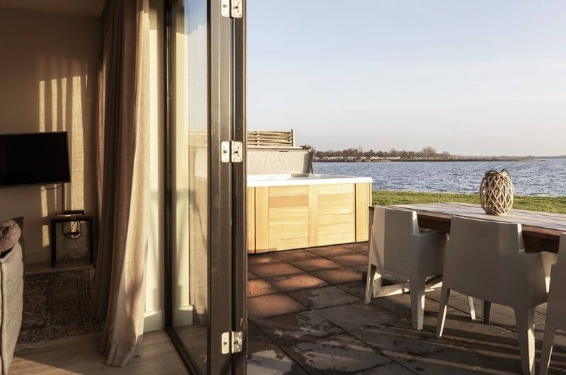Terrasse_Blick-auf-Lauwersmeer-Luxus-Ferienhaus-niederlande-am-meer-nordsee-strand-mit-jacuzzi-whirlpool-6-personen-familienfreundlich-kinder-familien-mieten-Dutchen