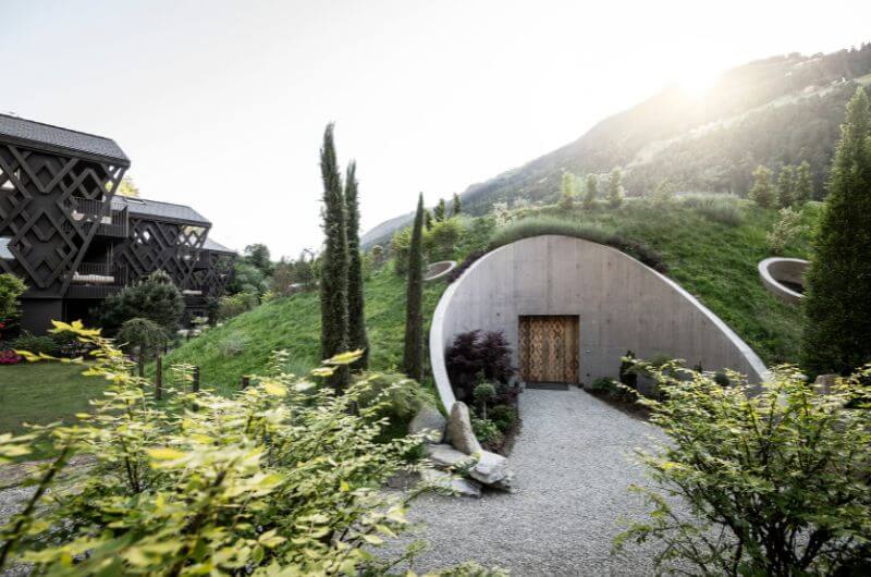 Nachhaltig-Bauen-Erdhügel-Green-Sauna-Hotel-Meran-Umgebung-Südtirol-familienfreundlich-Geheimtipp-klein-fein-mit-kindern-pool-garten-wellness-design-familienzimmer-Apfelhotel-Alex-Filz