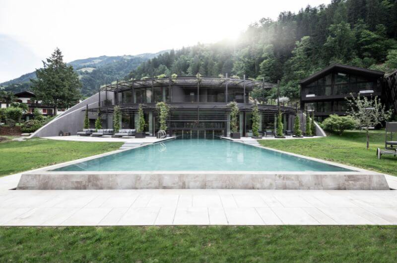 Nachhaltig-bauen-Erdhügel-Wellness-Hotel-Meran-Umgebung-Südtirol-familienfreundlich-Geheimtipp-klein-aber-fein-mit-kindern-pool-garten-design-familienzimmer-Apfelhotel