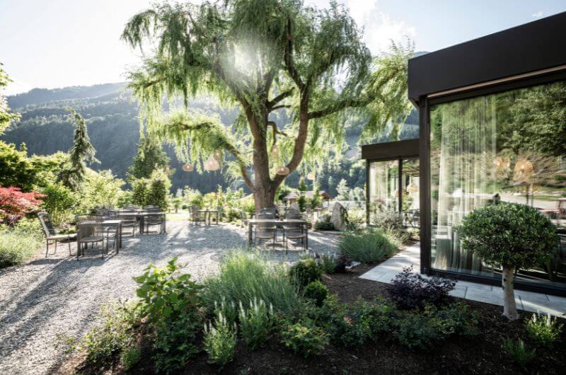 Paradies-Terrasse-Garten-Boutique-Hotel-Meran-Umgebung-Südtirol-familienfreundlich-Geheimtipp-klein-aber-fein-mit-kindern-pool-wellness-sauna-design-familienzimmer-Apfelhotel-Alex-Filz
