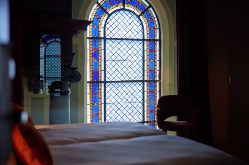 Kirchenfenster-im-Heavens-Hotel-Hoorn-Niederlande-Zimmer