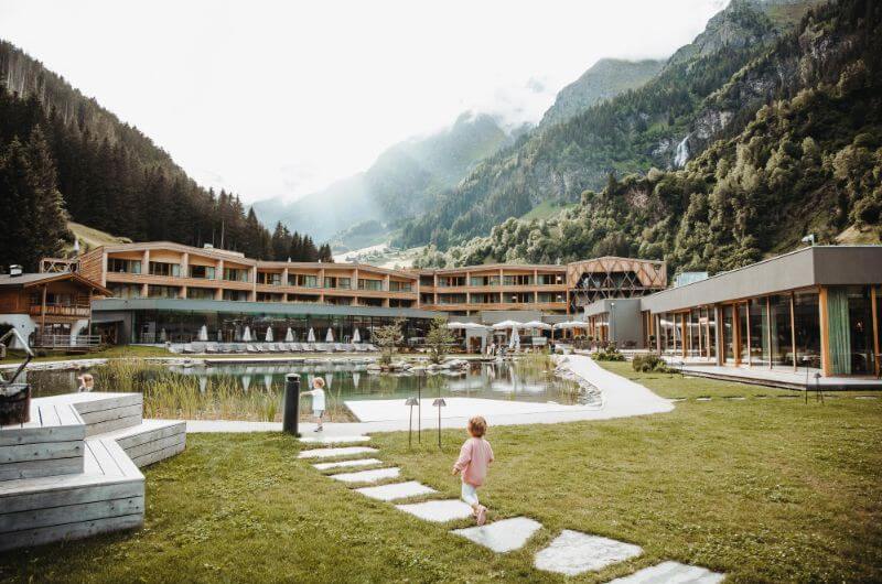 Außenanlage-Luxus-Familienhotel-Wellness-Südtirol-Italien-Urlaub-mit-Kindern-und-Baby-Feuerstein-Family-Resort