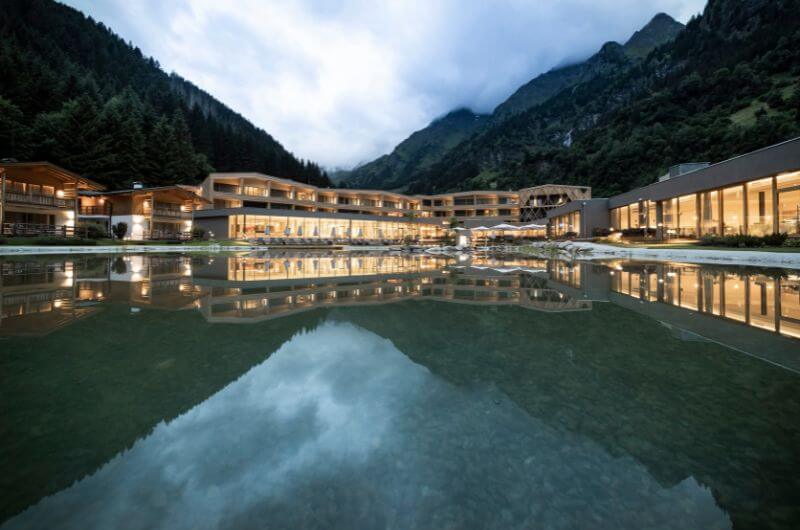 Naturpool-Luxus-Familienhotel-Wellness-Südtirol-Italien-Urlaub-mit-Kindern-und-Baby-Hotel-Feuerstein-Family-Resort