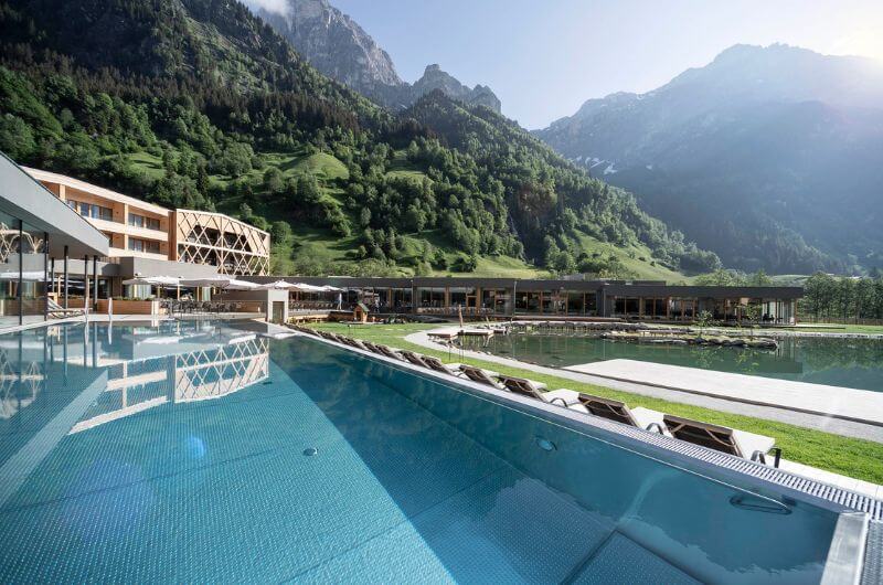 Pool-Luxus-Familienhotel-Wellness-Südtirol-Italien-Urlaub-mit-Kindern-und-Baby-Hotel-Feuerstein-Family-Resort