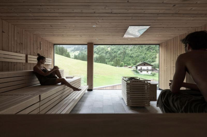 Sauna-Luxus-Familienhotel-Wellness-Südtirol-Italien-Urlaub-mit-Kindern-und-Baby-Feuerstein-Family-Resort