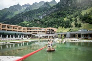 Schwimmteich-Luxus-Familienhotel-Wellness-Südtirol-Italien-Urlaub-mit-Kindern-und-Baby-Hotel-Feuerstein-Family-Resort