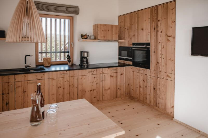 Kueche-ostallgäu-urlaub-auf-dem-bauernhof-mit kindern-ferienwohnung-bio-bauernhof-reiten-wellness-sauna-Kimpelehof-kinderfreundlich-nachh