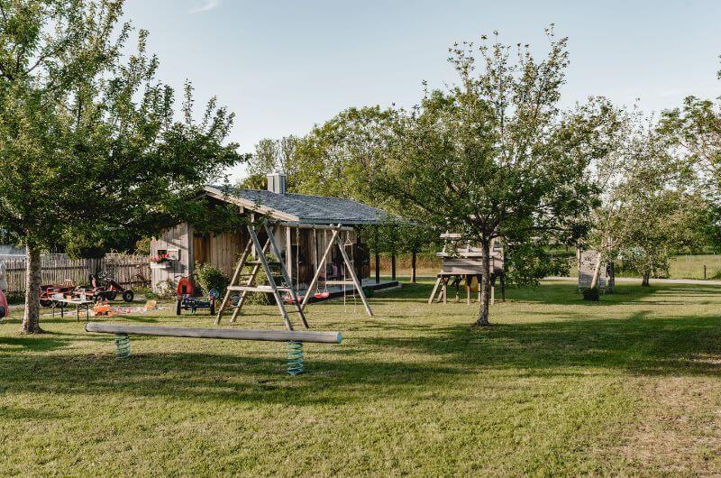 Spielplatz-ostallgäu-urlaub-auf-dem-bauernhof-mit kindern-ferienwohnung-bio-bauernhof-reiten-kaufbeuren-wellness-sauna-Kimpelehof-kinderfreundlich-nachhaltig