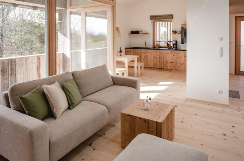 Wohnzimmer-allgäu-urlaub-auf-dem-bauernhof-mit kindern-ferienwohnung-bio-bauernhof-reiten-wellness-sauna-Kimpelehof-kinderfreundlich-nachh