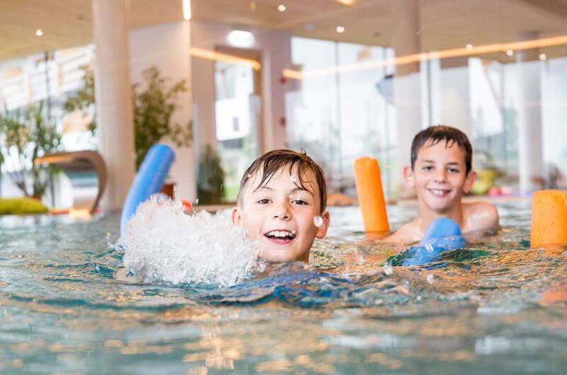 Schwimmkurs-Osttirol-Familienhotel-Kinderhotel-Babyhotel-an-der-Piste-4-Sterne-Urlaub-mit-Kindern-mit-Tieren Schwimmkurs-nachhaltig-Familienurlaub-Almfamilyhotel-Scherer