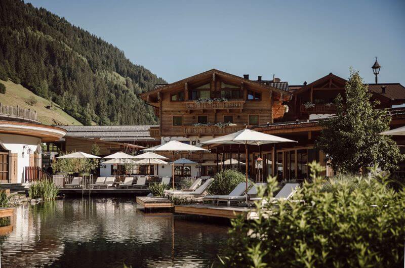 Schwimmteich-Sommer-moar-gut-großarl-österreich-bestes-kinderhotel-familienhotel-luxus-resort-moargut-erfahrungen-5-sterne