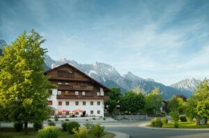 Der-Stern-Sommer-Kinderfreundliches-Familienhotel-Kinderhotel-Tirol-mit-Hallenbad-Hund-3-Sterne-Skiurlaub-nachhaltig-klimaneutral-Urlaub-mit-Baby-Kind