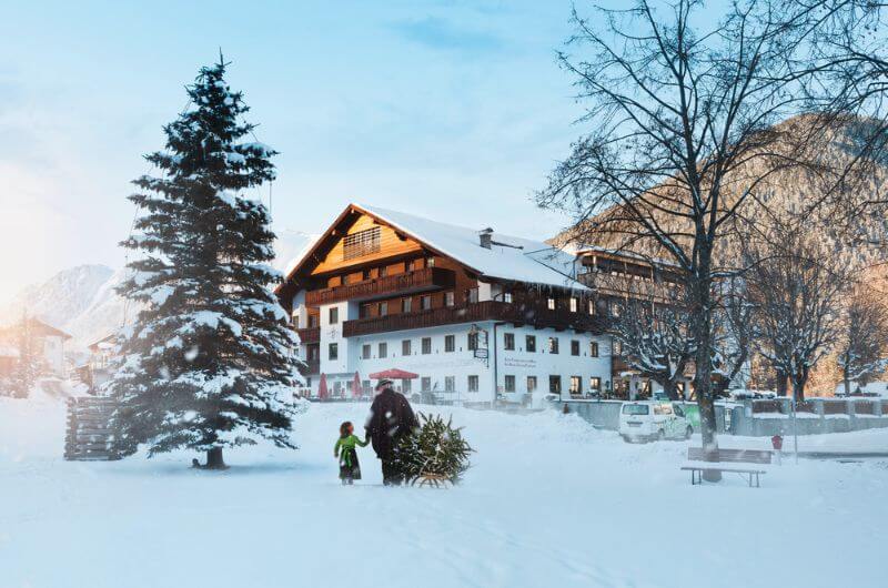 Der-Stern-Winter-Kinderfreundliches-Familienhotel-Kinderhotel-Tirol-mit-Hallenbad-Hund-3-Sterne-Skiurlaub-nachhaltig-klimaneutral-Urlaub-mit-Baby-Kind