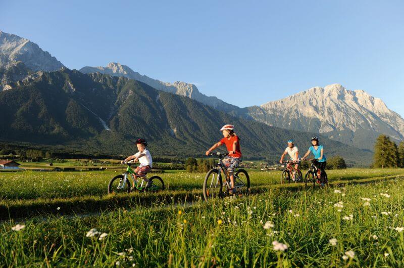 Mieminger-Sonnenplateau-Fahrrad-Kinderfreundliches-Familienhotel-Kinderhotel-Tirol-mit-Hallenbad-Hund-3-Sterne-Skiurlaub-nachhaltig-klimaneutral-Urlaub