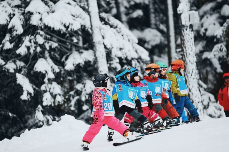 Skischule-Kinderfreundliches-Familienhotel-Kinderhotel-Stern-Tirol-mit-Hallenbad-Hund-3-Sterne-Skiurlaub-nachhaltig-klimaneutral-Urlaub-mit-Baby-Kind