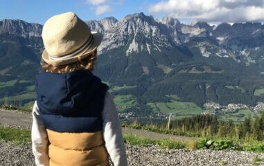 Kind vor dem Bergpanorama bei Seefeld auf dem Rosskopf-Abenteuerspielplatz in Tirol in Österreich.