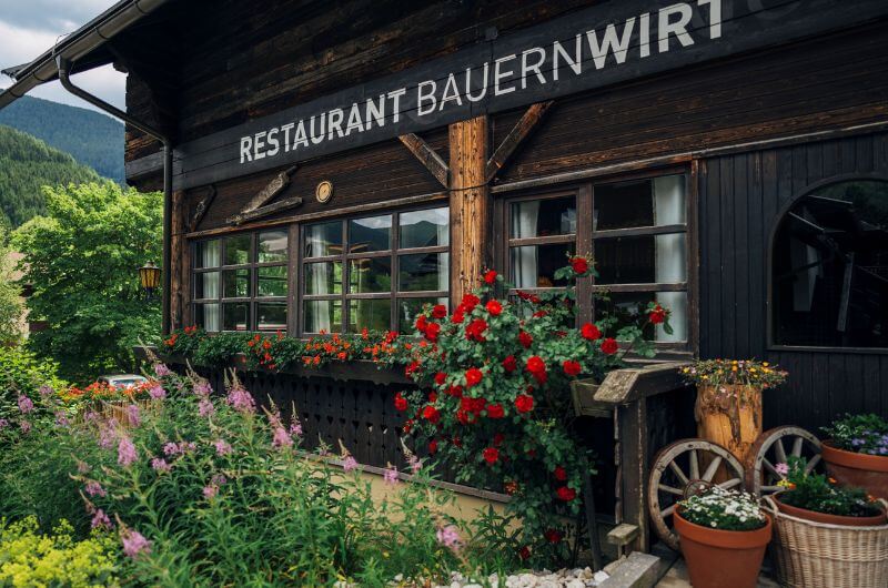 Huettendorf-Feriendorf-Oesterreich-Urlaub-mit-Kind-Skiurlaub-Ferienwohnung-Kaernten-Slow-Travel-Resort-Kirchleitn-nachhaltig-Restaurant