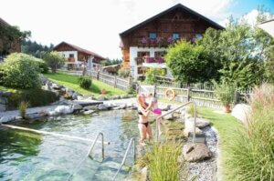 Biopool-Urlaub-auf-dem-Bauernhof-Erlebnisbauernhof-mit-Kindern-in-Bayern-5-Sterne-Ferienwohnungen-Verpflegung-Pool-mit-Tieren-Bussjaegerhof