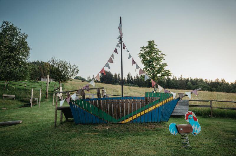 abenteuer-spielplatz-kinder-bauernhof-urlaib-mit-familie-pool-bussjägerhof-bayern