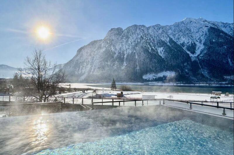 Skiurlaub-Kinderhotel-familienhotel-achensee-familienresort-buchau-oesterreich-urlaub-mit-kindern-teenager-pool-hotel-am-see