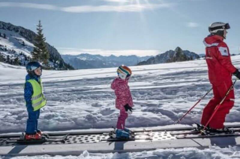 Zauberteppich-Kinderhotel-familienhotel-achensee-familienresort-buchau-oesterreich-urlaub-mit-kindern-teenager-pool-hotel-am-see