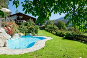 Pool-Urlaub-auf-dem-Bauernhof-Suedtirol-mit-Kindern-Baby-Pustertal-Dolomiten-Ferienwohnung-5-8-Personen-Obermoarhof