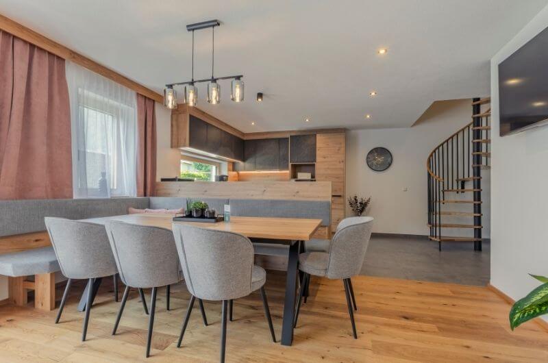 Esszimmer-Chalet-Ferienhaus-Waldharts-Tirol-Oesterreich-Oetztal-Urlaub-mit-Kindern-8-personen