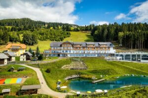 4-Sterne-Familienhotel-Kaernten-Oesterreich-Schwimmteich-Pool-Chalet-Familienurlaub-mit-Kind-Baby-Petschnighof