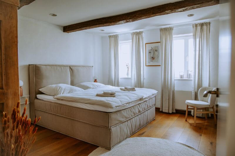 Schlafzimmer-Ferienwohnung-Rietberg-Urlaub-mit-Kind-Familienurlaub-Fritz-im-Glueck