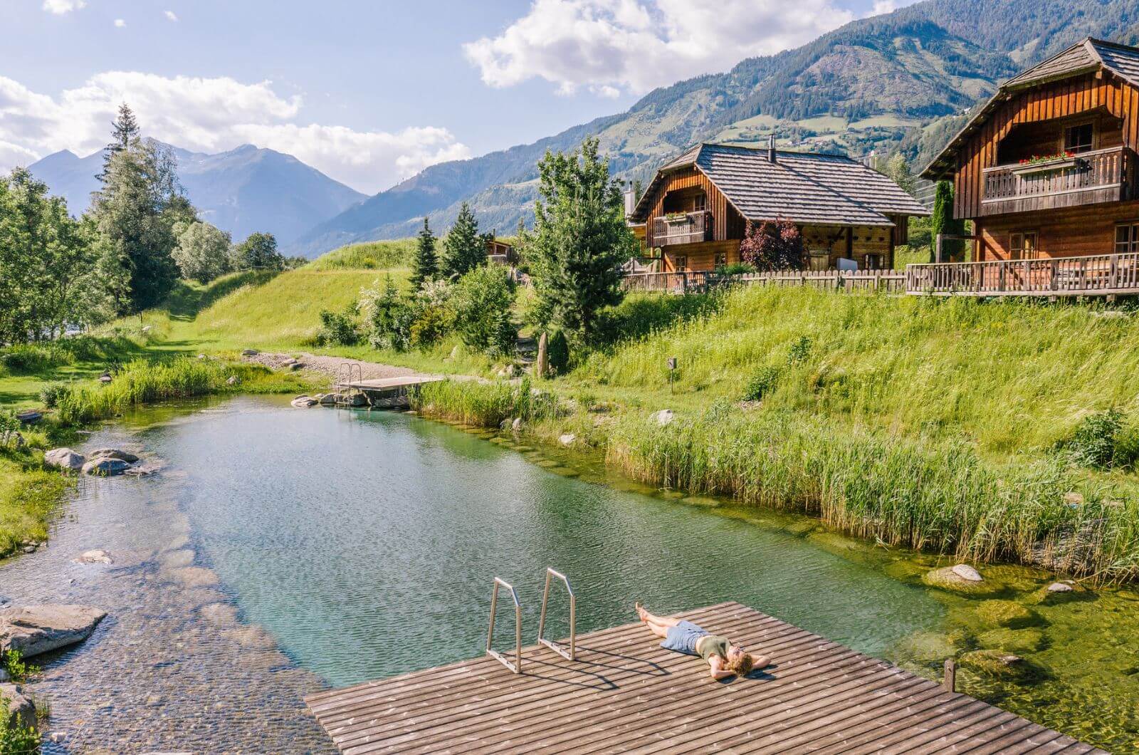 Badesee-Chaletdorf-feriendorf-schwimmteich-kaernten-landgut-moserhof-urlaub-bauernhof-mit-kindern-familienurlaub-oesterreich