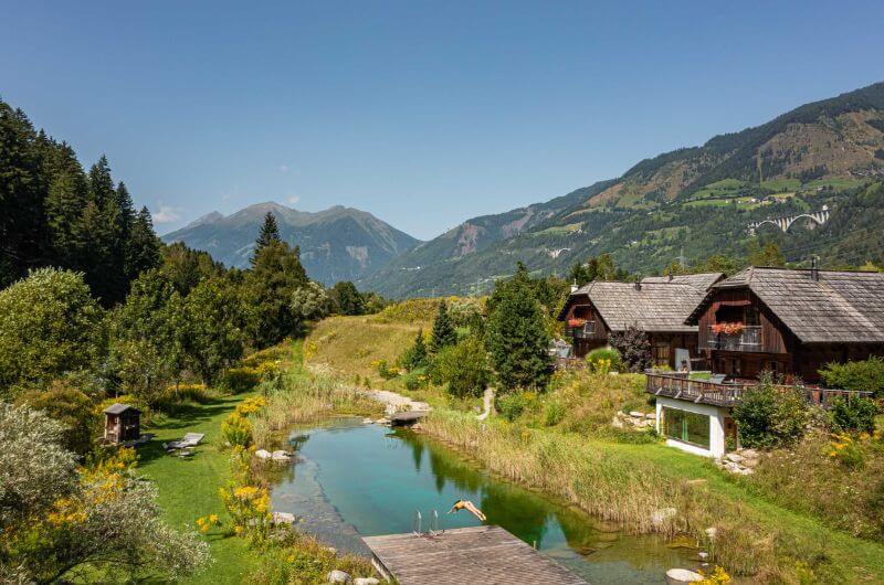Badesee-Chaletdorf-feriendorf-schwimmteich-kaernten-landgut-moserhof-urlaub-bauernhof-mit-kindern-familienurlaub-oesterreich
