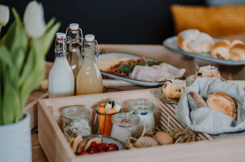 Fruehstuckservice-Ferienwohnung-Apartment-mit-Verpflegung-Suedtirol-innea-nature-Familienurlaub-Urlaub-mit-Kind-nachhaltig-modern