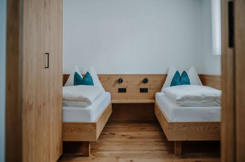 Kinderzimmer-Ferienwohnung-Apartment-mit-Verpflegung-Suedtirol-innea-nature-Familienurlaub-Urlaub-mit-Kind-nachhaltig-modern