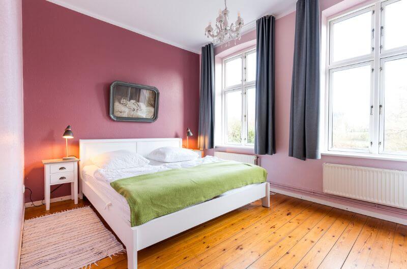 Schlafzimmer-Ferienwohnung-Kinder-Bauernhof-Ostsee-Fehmarn-Ferienhof-Paulsen-Strand-Reiterhof-Urlaub-mit-Kind-Deutschland