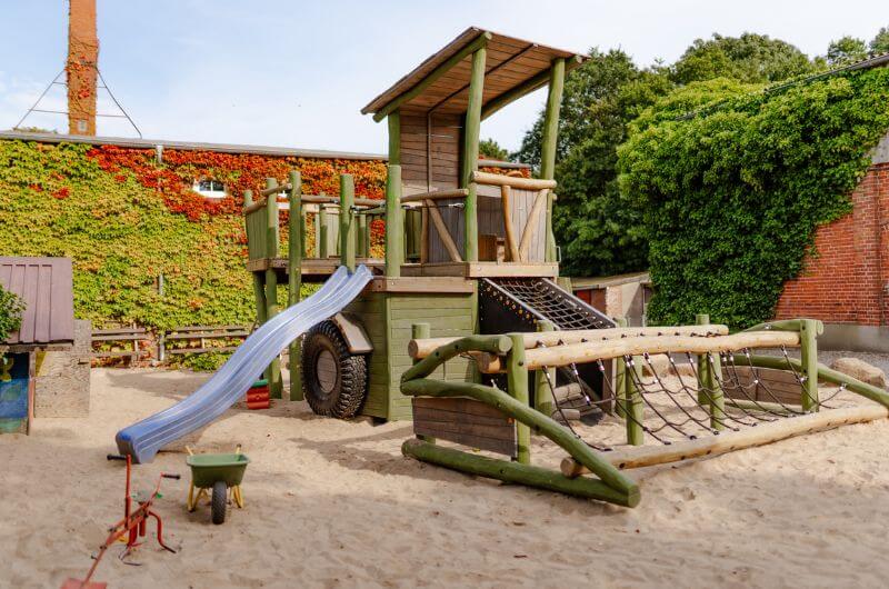 Spielplatz-Ferienwohnung-Kinder-Bauernhof-Ostsee-Fehmarn-Ferienhof-Paulsen-Strand-Reiterhof-Urlaub-mit-Kind-Deutschland