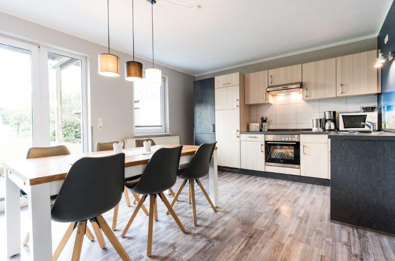 Wohnkueche-Ferienwohnung-Kinder-Bauernhof-Ostsee-Fehmarn-Ferienhof-Paulsen-Strand-Reiterhof-Urlaub-mit-Kind-Deutschland