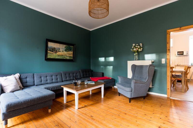 Wohnzimmer-Ferienwohnung-Kinder-Bauernhof-Ostsee-Fehmarn-Ferienhof-Paulsen-Strand-Reiterhof-Urlaub-mit-Kind-Deutschland