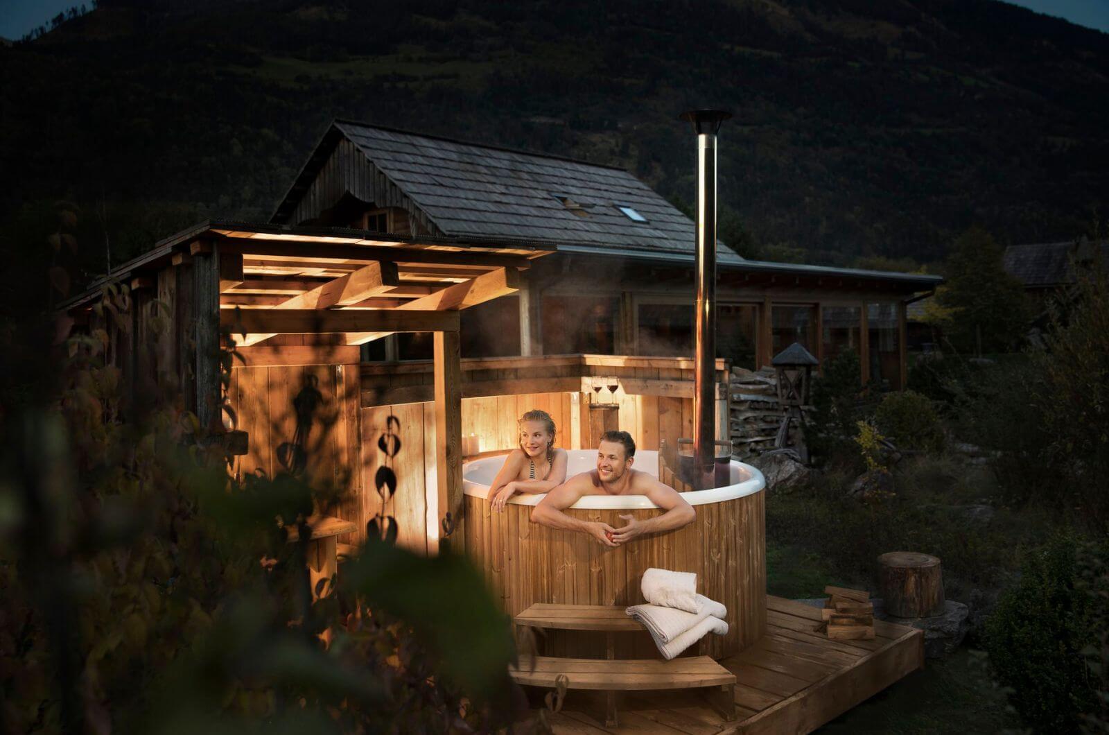 hot-tub-luxuschalet-Chaletdorf-schwimmteich-kaernten-landgut-moserhof-urlaub-bauernhof-mit-kindern-familienurlaub-oesterreich