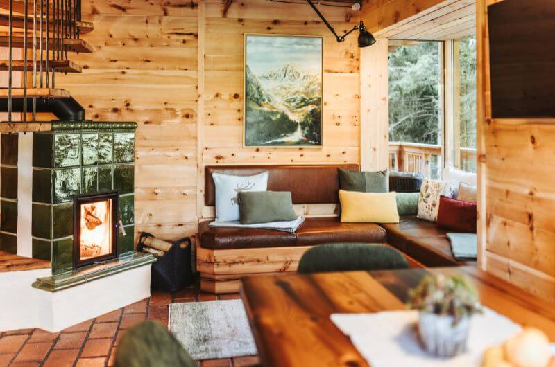 kamin-Chaletdorf-feriendorf-schwimmteich-kaernten-landgut-moserhof-urlaub-bauernhof-mit-kindern-familienurlaub-oesterreich