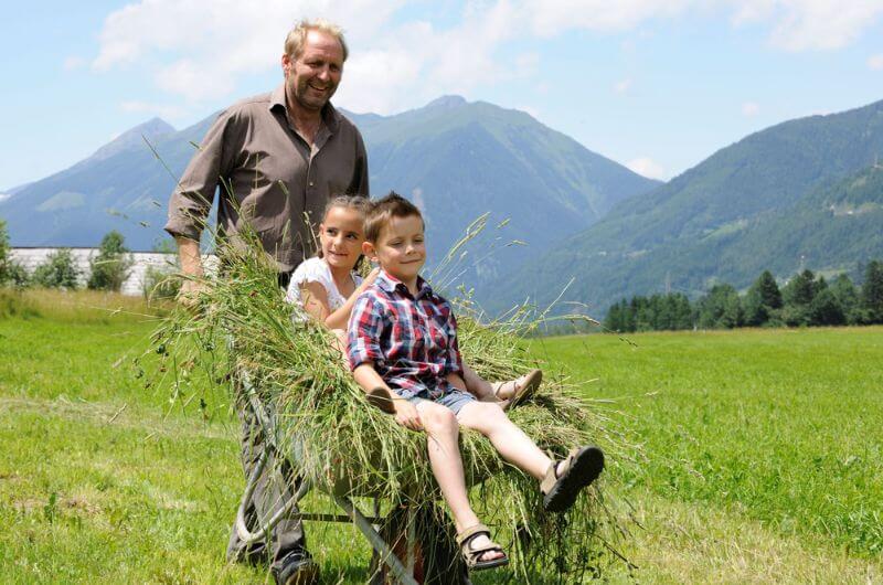 kinderbauernhof-Chaletdorf-feriendorf-schwimmteich-kaernten-landgut-moserhof-urlaub-bauernhof-mit-kindern-familienurlaub-oesterreich