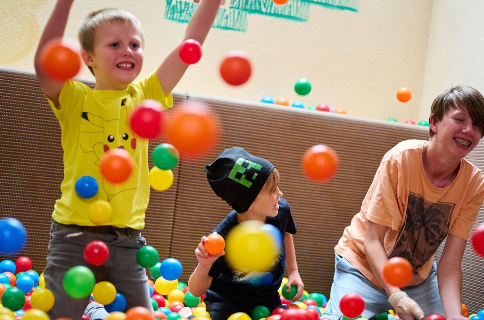 Bällebad-Familienhotel-Tirol-Hallenbad-Wellness-Halbpension-Ferienwohnung-an-der-Skipiste-Landhotel-Schermer