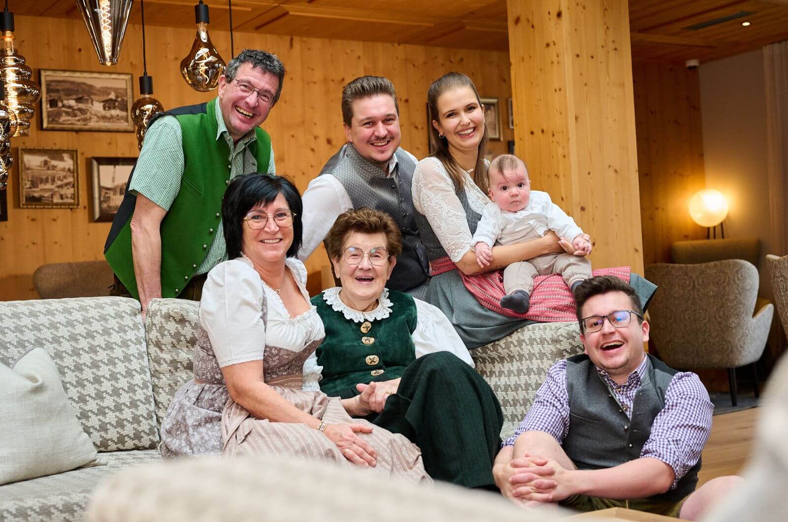 Familie-Schermer-Familienhotel-Tirol-Hallenbad-Wellness-Halbpension-Ferienwohnung-an-der-Skipiste-Landhotel-Schermer