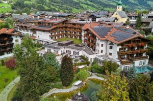 Familienhotel-Tirol-Hallenbad-Wellness-Halbpension-Ferienwohnung-an-der-Skipiste-Landhotel-Schermer