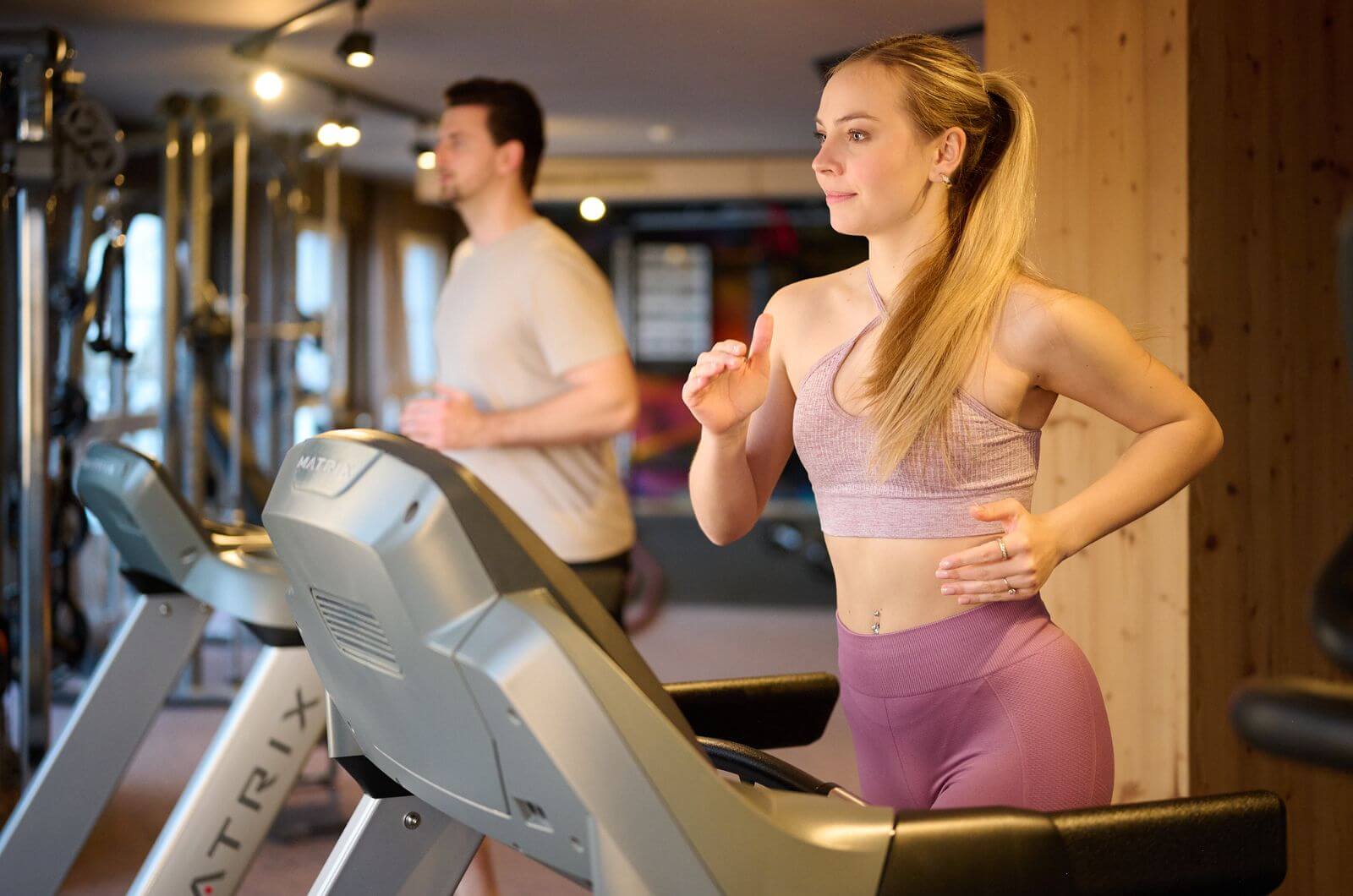 Fitness-Familienhotel-Tirol-Hallenbad-Wellness-Halbpension-Ferienwohnung-an-der-Skipiste-Landhotel-Schermer