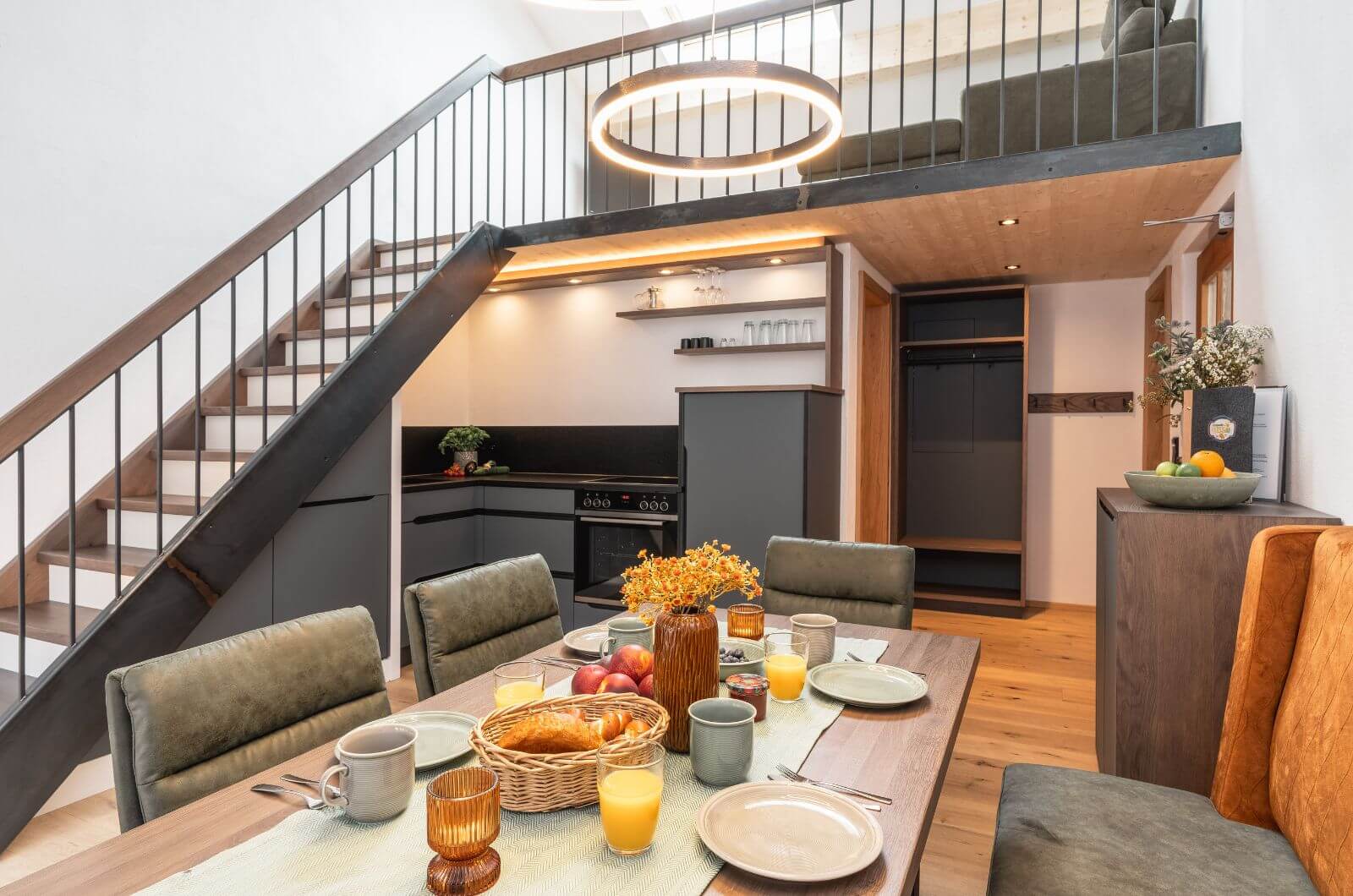 Fruehstueck-Urlaub-auf-dem-Bauernhof-Chiemgau-Ferienwohnung-Chalet-Pool-Hoftiere-Huberhof-Chiemsee-Kinderbauernhof-nachhaltig