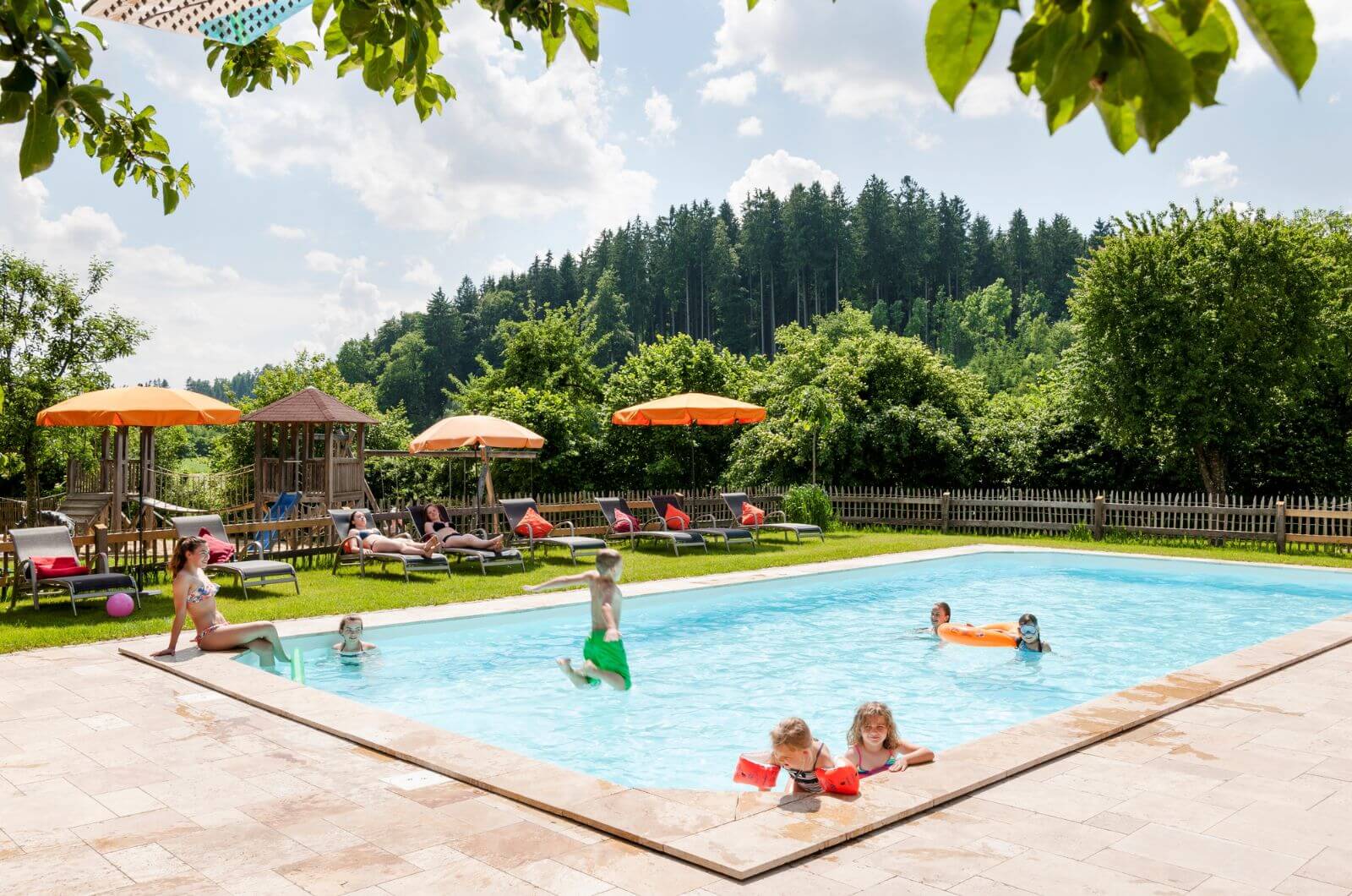Pool-Huberhof-Chiemsee-Ferienwohnung-Urlaub-mit-Kindern-auf-dem-Bauernhof-modern-nachhaltig-Deutschland-Hoftiere-Chalet